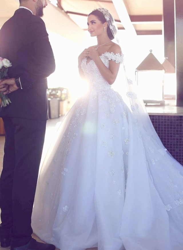 Düşük Omuz, Prenses, Duvaklı ve Dantelli Gelinlik Modeli M-2233