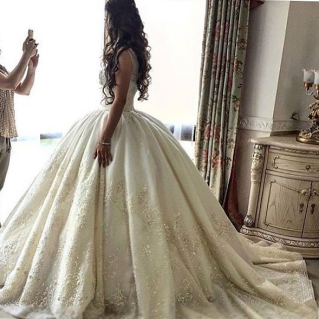 Ball Gown and Fluffy Wedding Dress M-1876