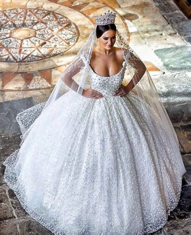 Ball Gown, Low Shoulder, Veil and Fluffy Wedding Dress M-2147