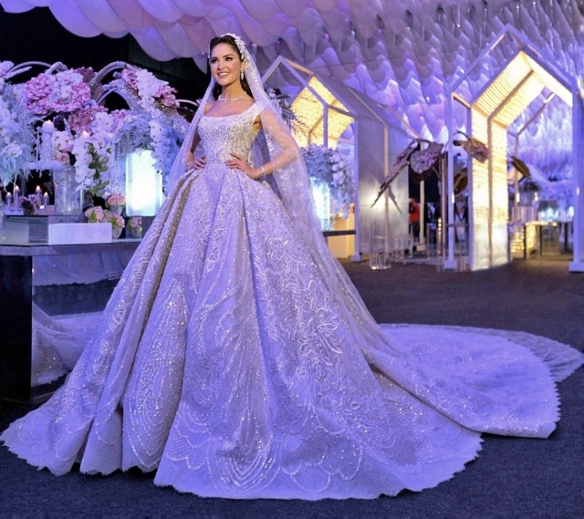 Duchesse-Linie, Carré-Ausschnitt und Schleier Brautkleid M-2155